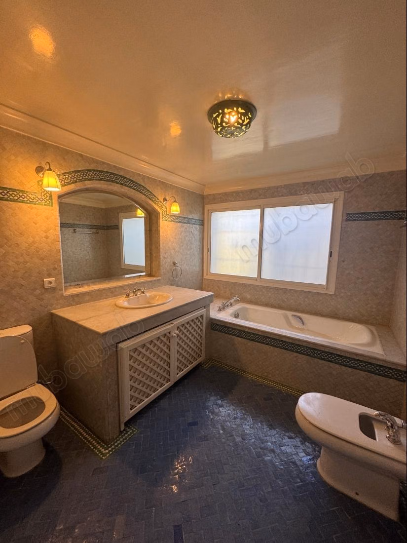 Stupenda villa in affitto a Souissi. 7 camere confortevoli. Terrazza e giardino