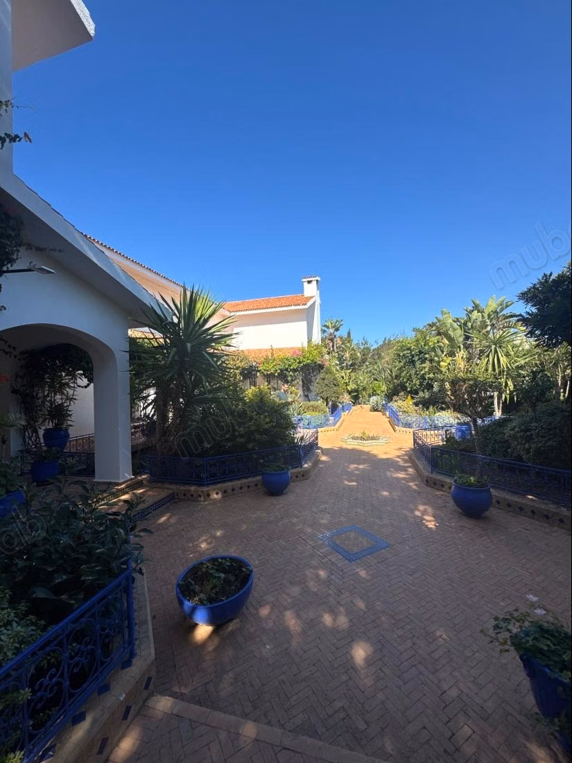 Stupenda villa in affitto a Souissi. 7 camere confortevoli. Terrazza e giardino