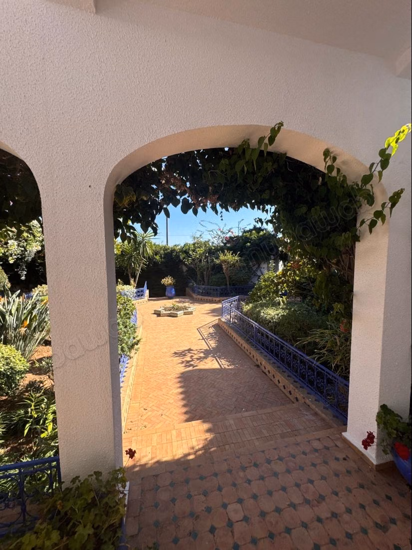Stupenda villa in affitto a Souissi. 7 camere confortevoli. Terrazza e giardino