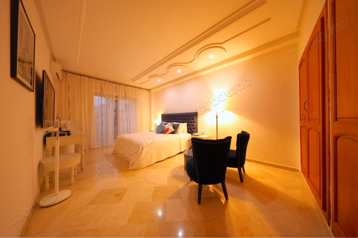 Appartement à louer en Centre. Surface totale 240 m².
Concierge et climatisation