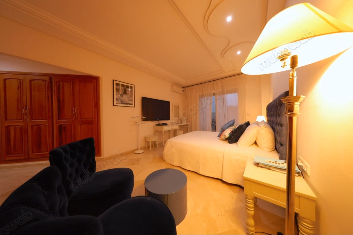 Appartement à louer en Centre. Surface totale 240 m².
Concierge et climatisation