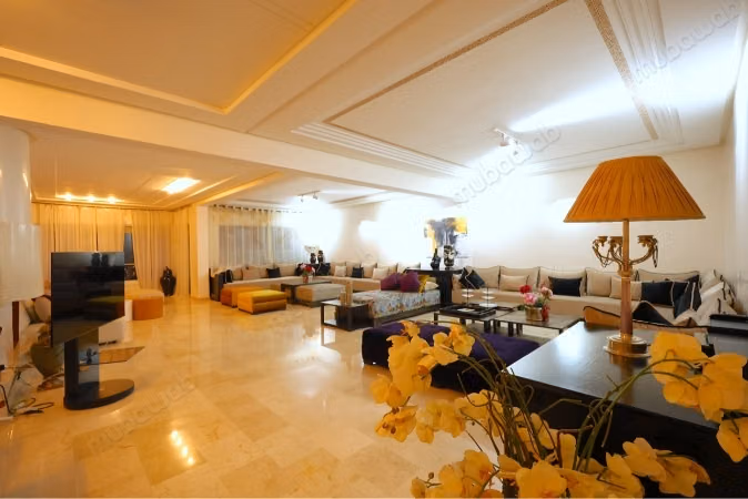 Appartement à louer en Centre. Surface totale 240 m².
Concierge et climatisation