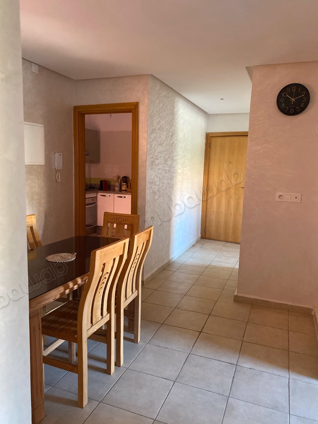 Bel appartement en location à Ain Mezouar. 
3 chambres agréables. 
Bien meublé