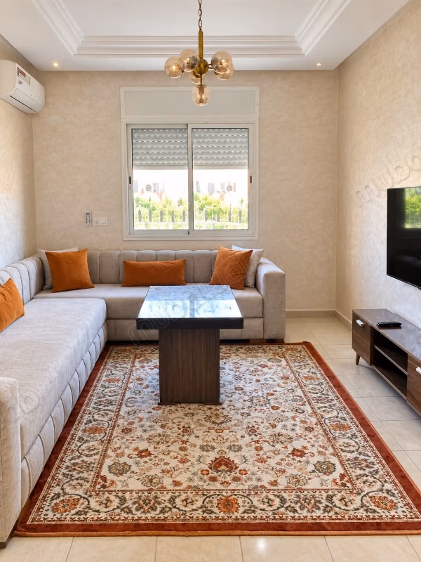 Bel appartement en location à Ain Mezouar. 
3 chambres agréables. 
Bien meublé