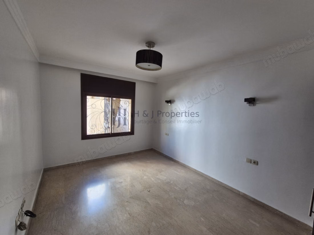 T4 vide 185 m² 
grande terrasse
