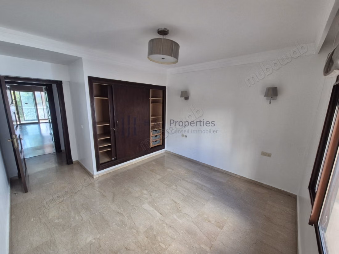T4 vide 185 m² 
grande terrasse