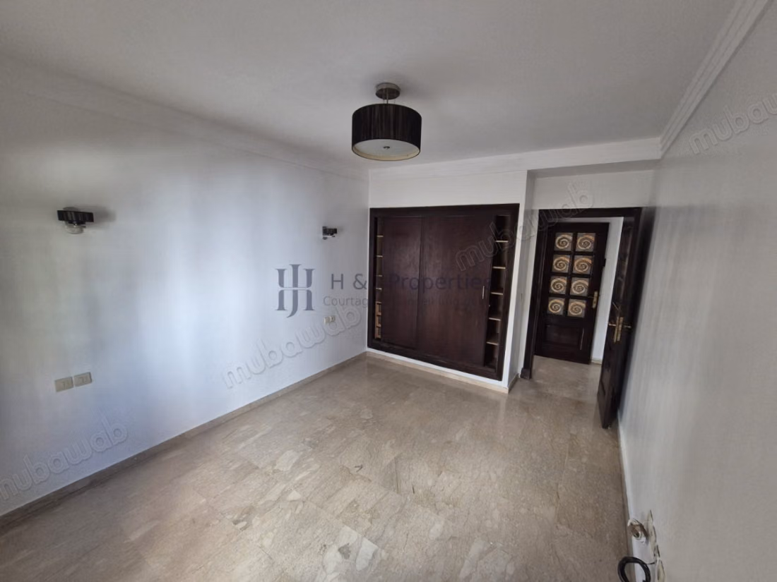 T4 vide 185 m² 
grande terrasse