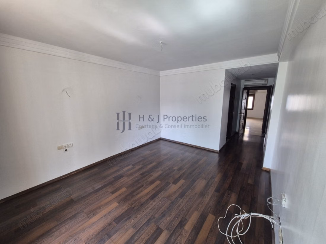 T4 vide 185 m² 
grande terrasse