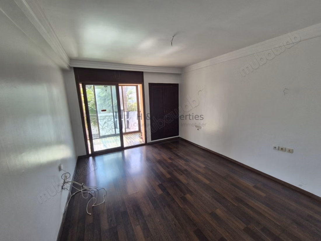 T4 vide 185 m² 
grande terrasse