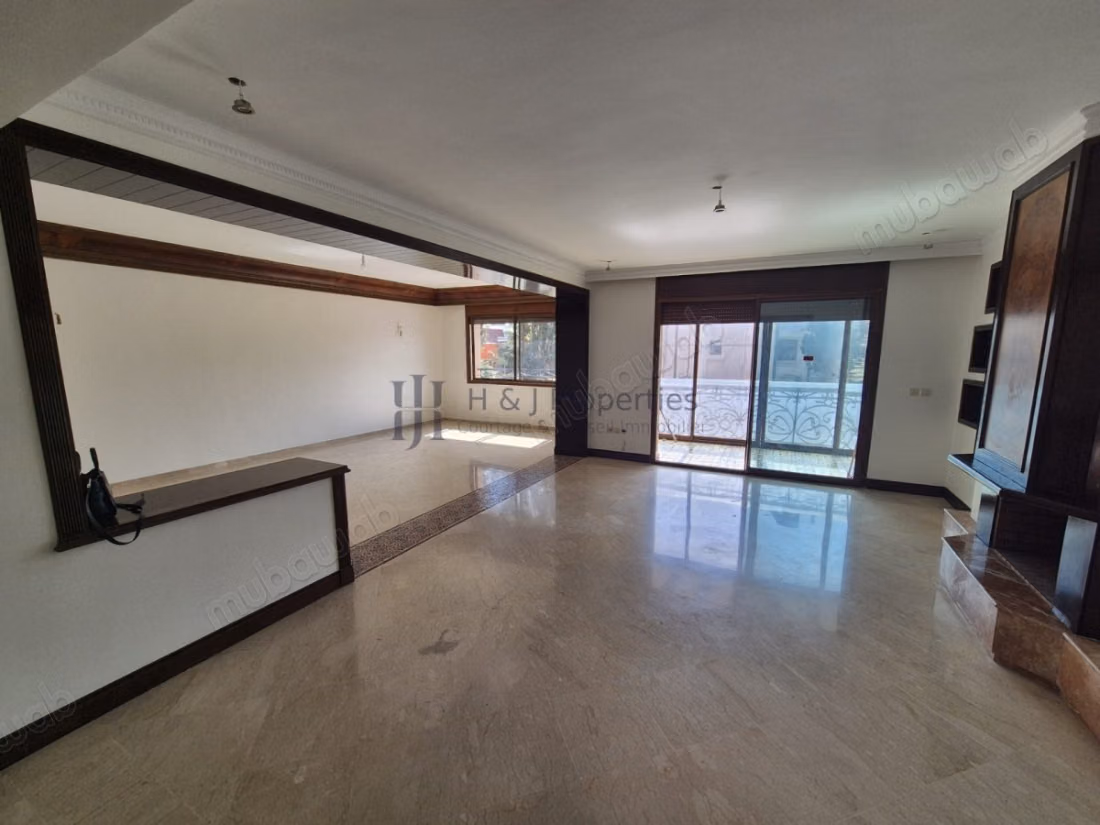 T4 vide 185 m² 
grande terrasse