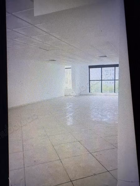 Bureaux en location en Centre. Surface de 110 m².
Concierge et climatisation