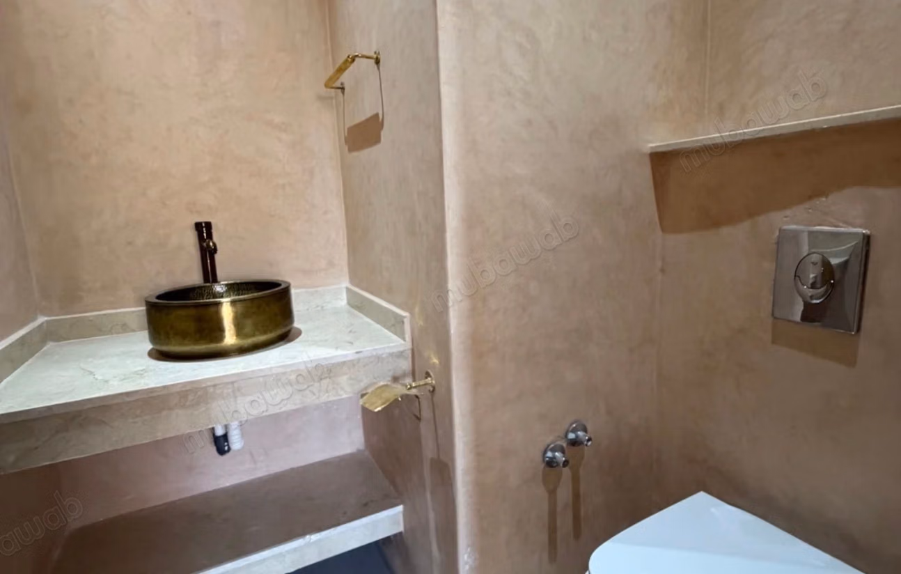 Très bel appartement en location à Route Amizmiz. 
3 pièces confortables. 
Air conditionné