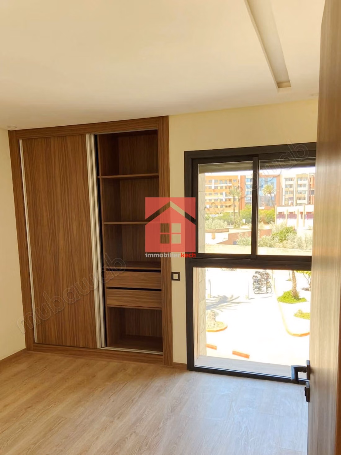 Chic appartement vide avec jolie terrasse