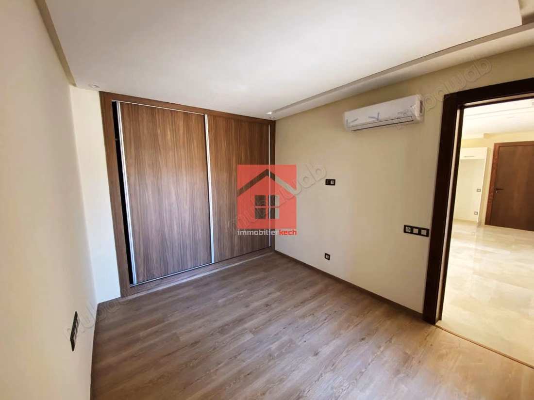 Chic appartement vide avec jolie terrasse