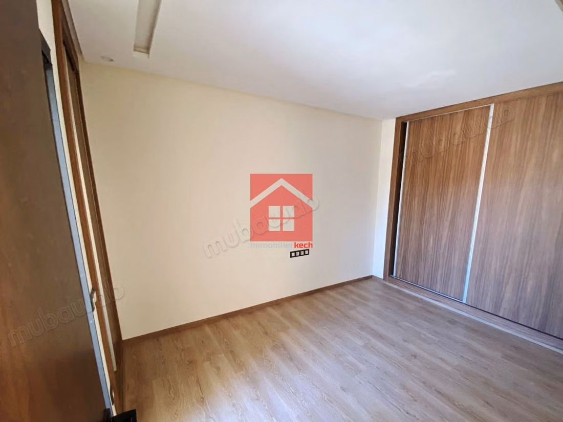 Chic appartement vide avec jolie terrasse