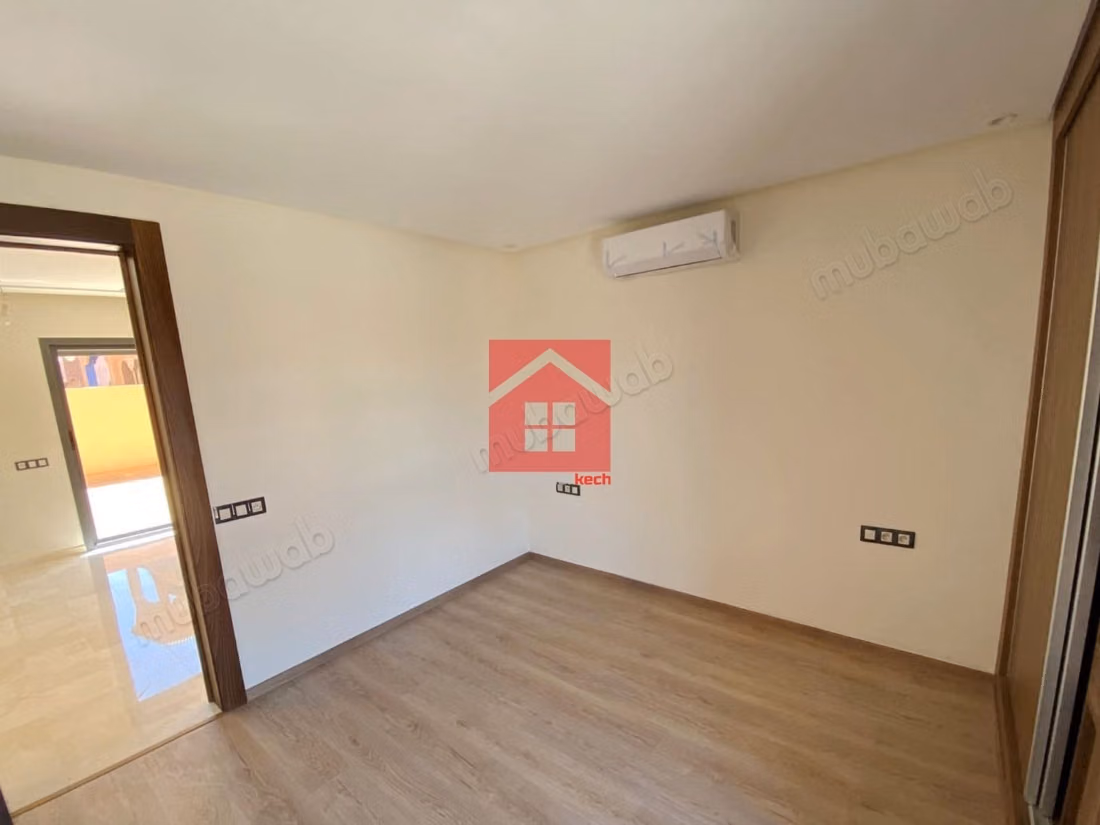 Chic appartement vide avec jolie terrasse