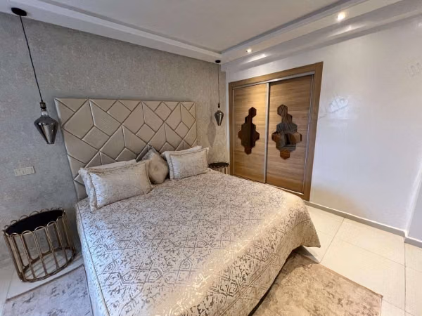 Bel appartement à louer au centre-ville. 3 belles chambres. Meublé