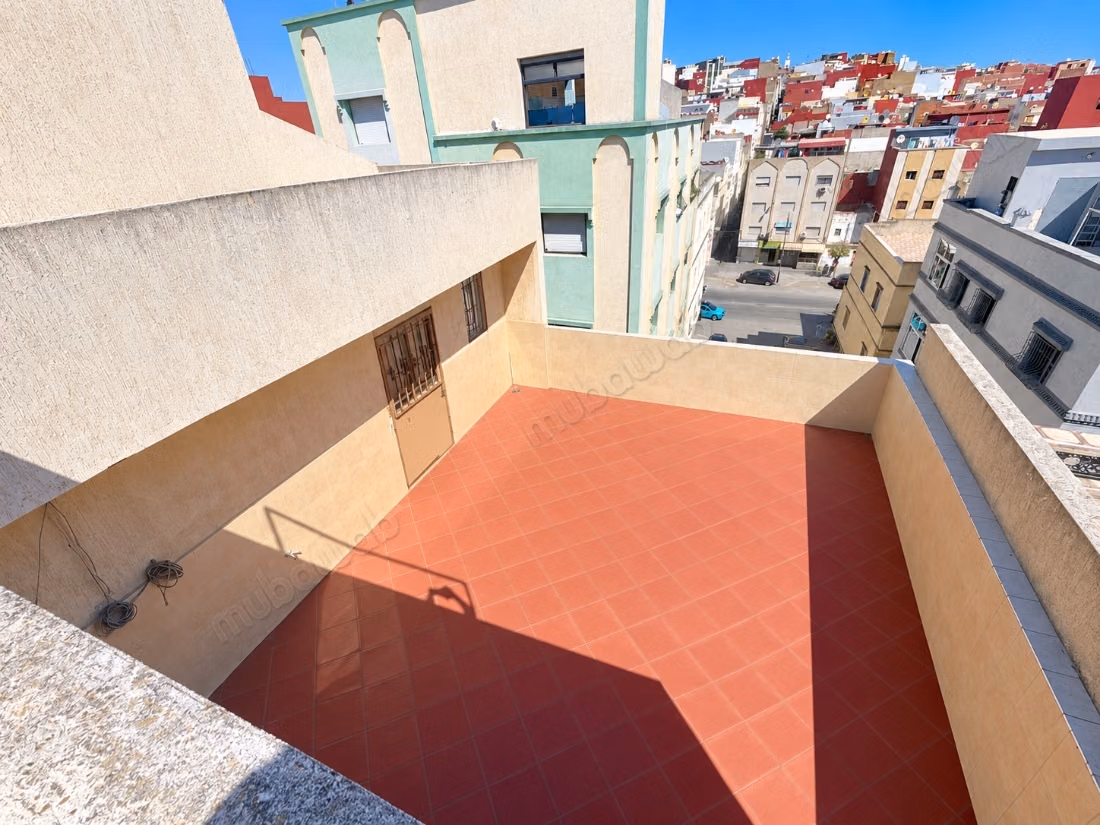 Maison à vendre à Jirrari. 5 pièces confortables. Places de parking