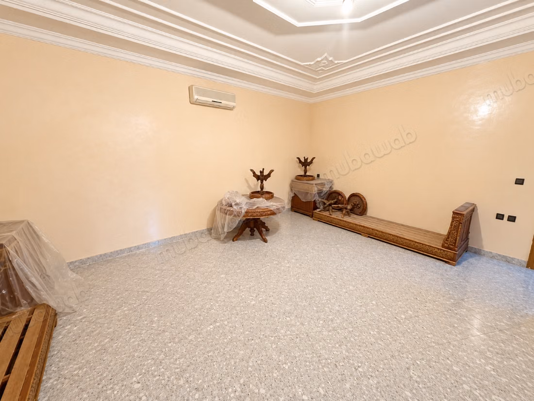 Maison à vendre à Jirrari. 5 pièces confortables. Places de parking