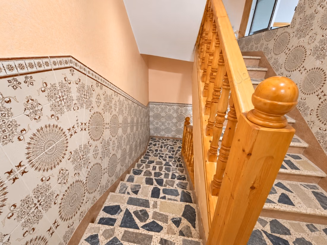 Maison à vendre à Jirrari. 5 pièces confortables. Places de parking
