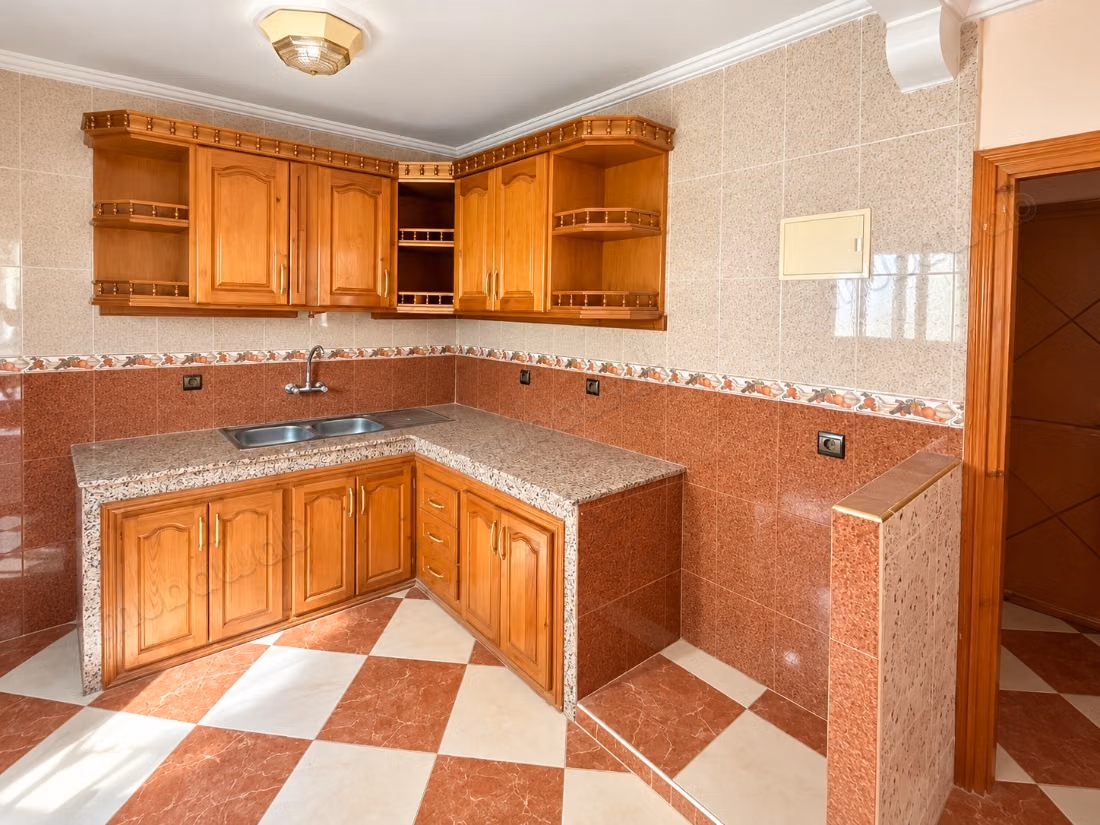 Maison à vendre à Jirrari. 5 pièces confortables. Places de parking