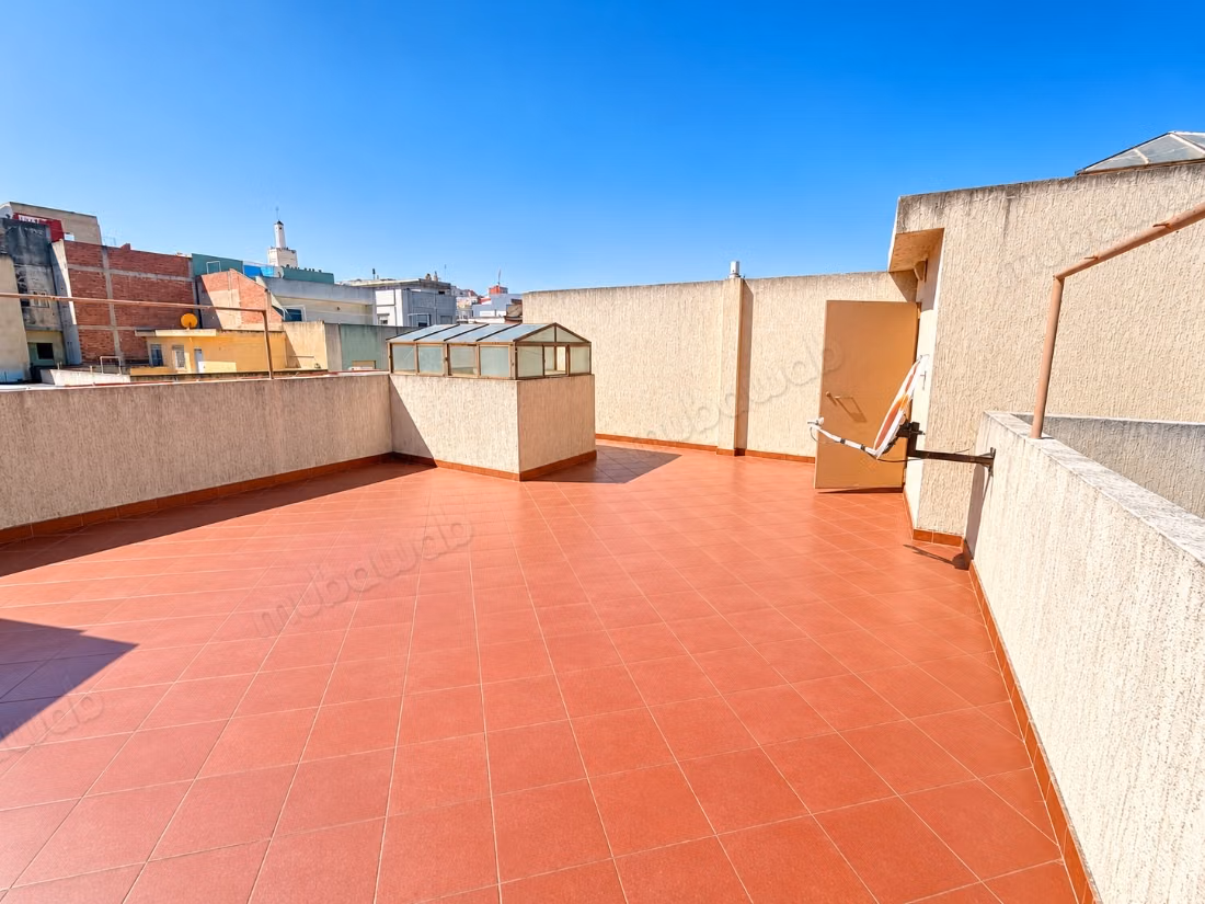 Maison à vendre à Jirrari. 5 pièces confortables. Places de parking