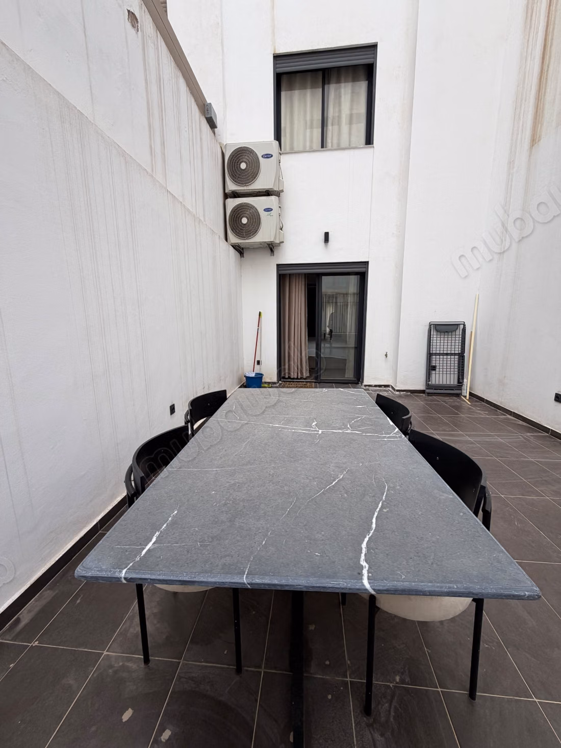 Studio meublé avec une cour privative à louer