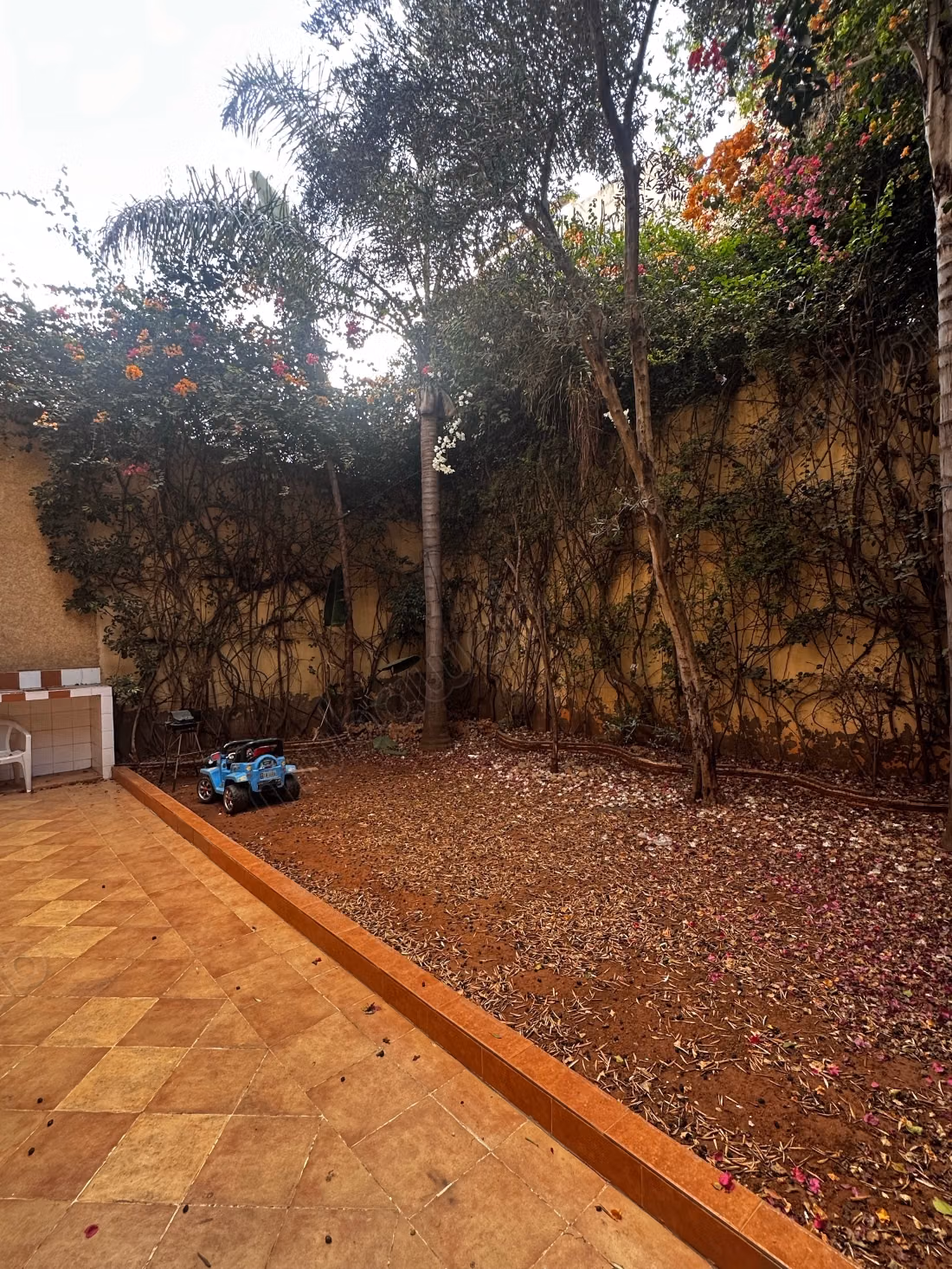 Villa en bande à vendre – 378 m² construits – Jardin sans vis à vis – Usage commercial possible