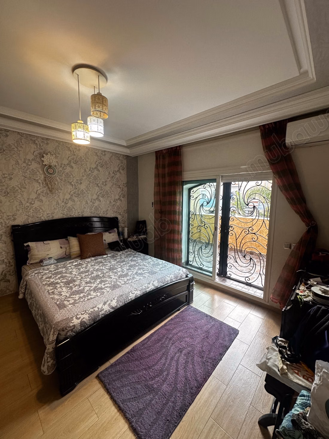 Villa en bande à vendre – 378 m² construits – Jardin sans vis à vis – Usage commercial possible