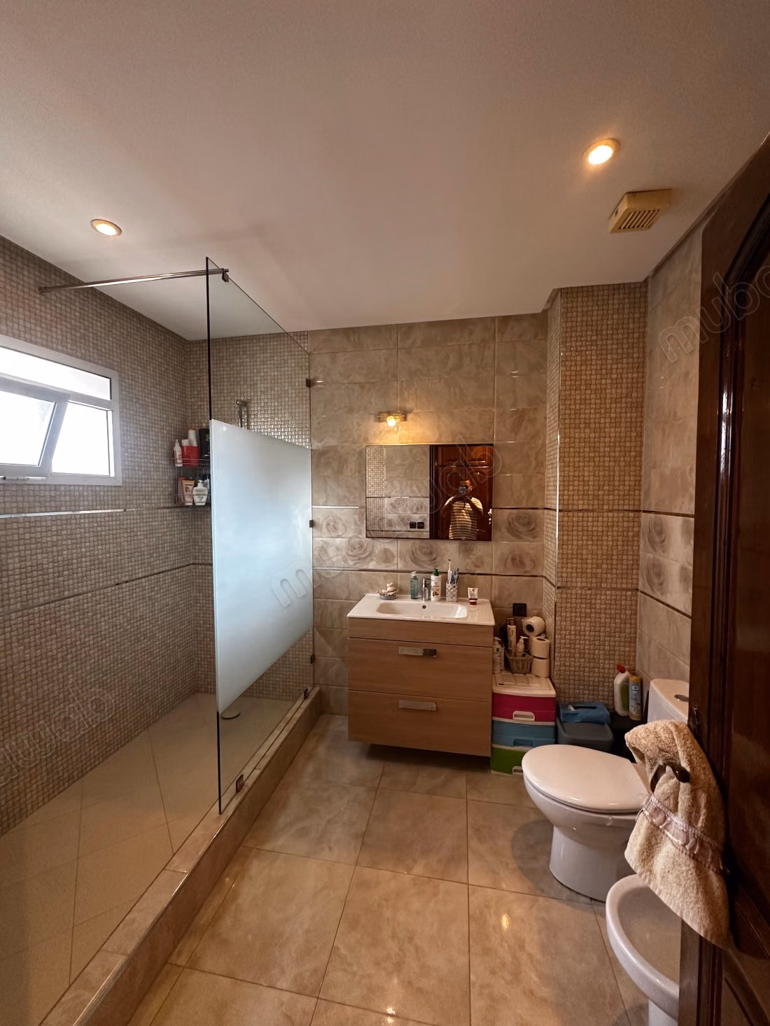Villa en bande à vendre – 378 m² construits – Jardin sans vis à vis – Usage commercial possible