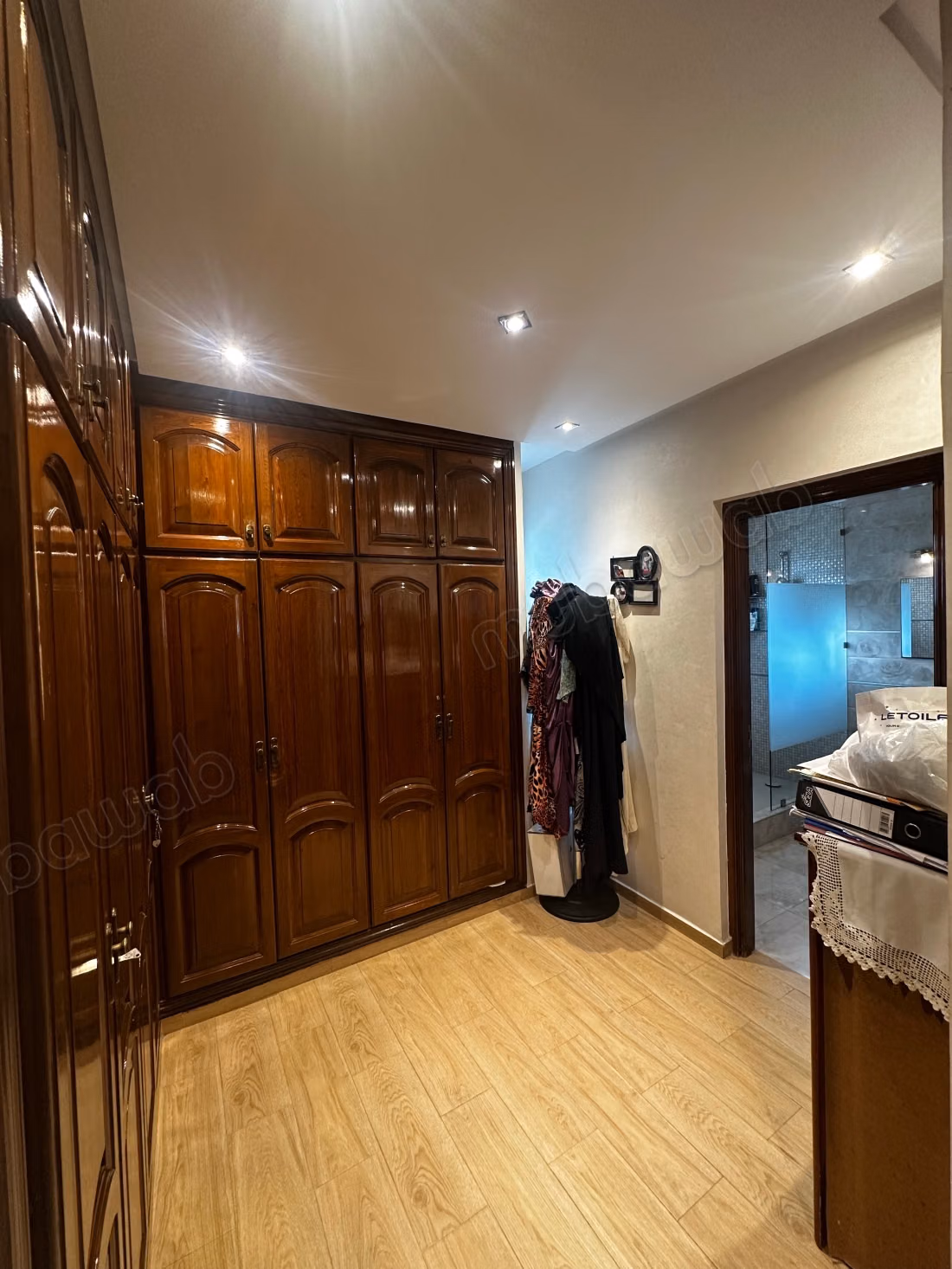 Villa en bande à vendre – 378 m² construits – Jardin sans vis à vis – Usage commercial possible