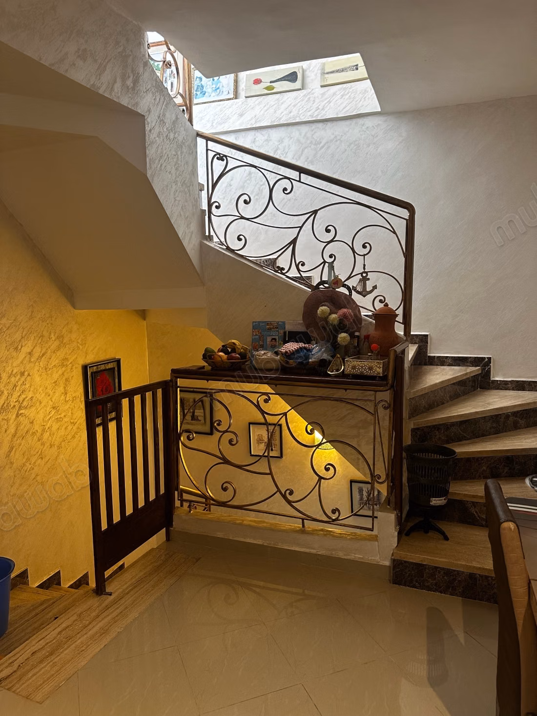 Villa en bande à vendre – 378 m² construits – Jardin sans vis à vis – Usage commercial possible