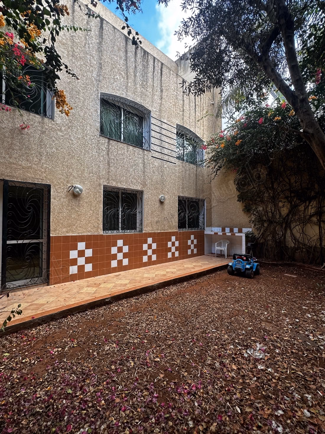 Villa en bande à vendre – 378 m² construits – Jardin sans vis à vis – Usage commercial possible