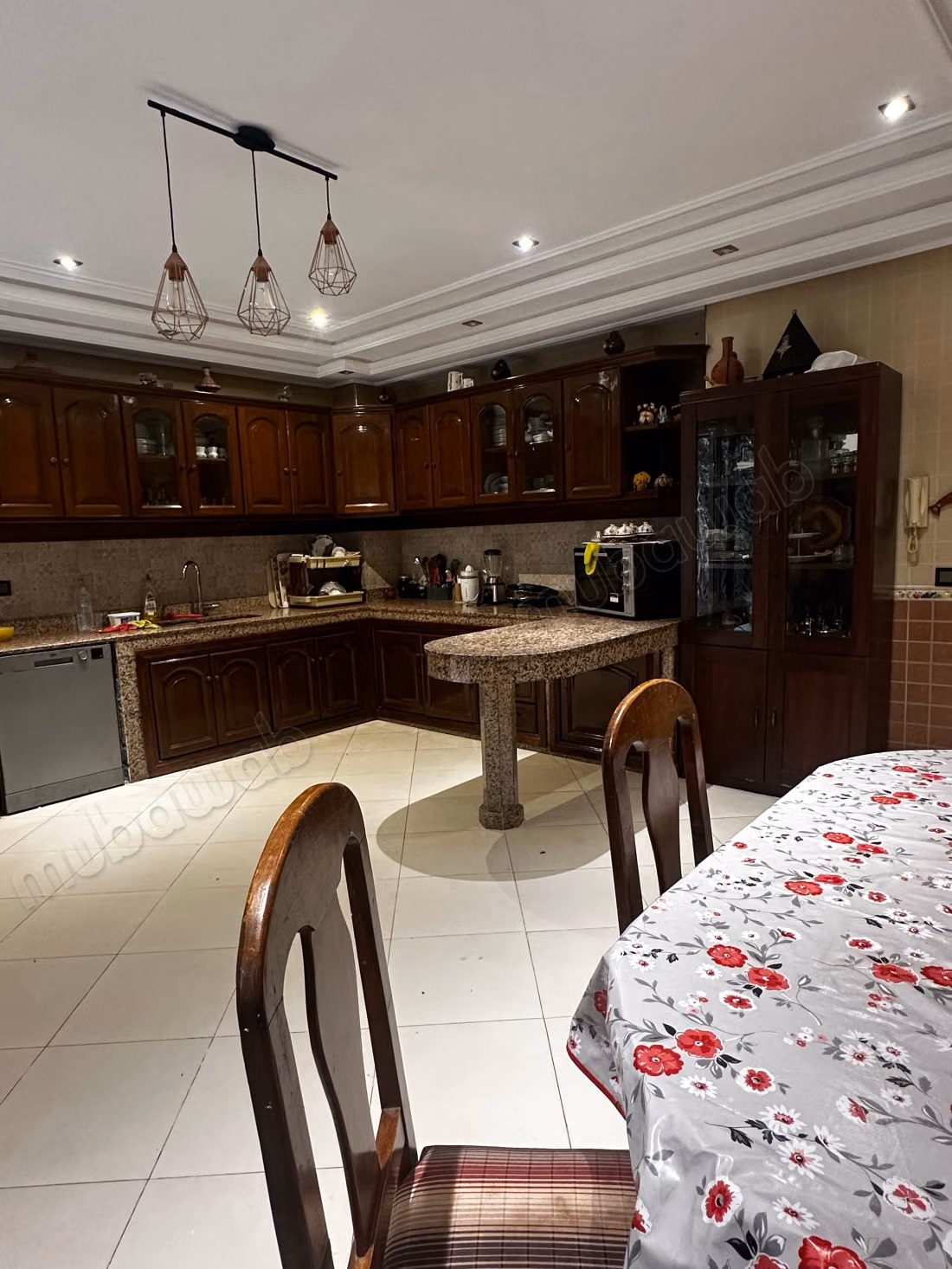 Villa en bande à vendre – 378 m² construits – Jardin sans vis à vis – Usage commercial possible