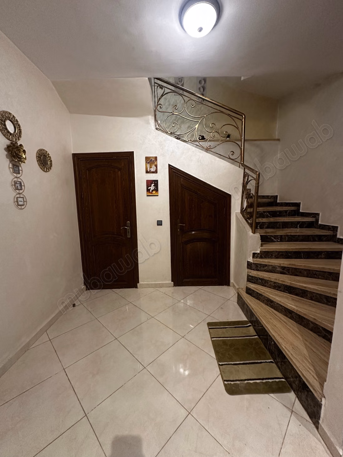 Villa en bande à vendre – 378 m² construits – Jardin sans vis à vis – Usage commercial possible