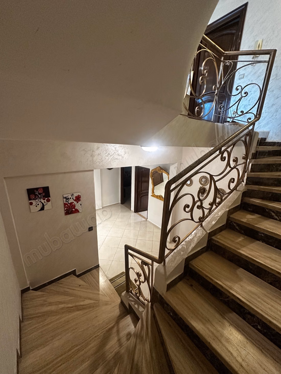 Villa en bande à vendre – 378 m² construits – Jardin sans vis à vis – Usage commercial possible