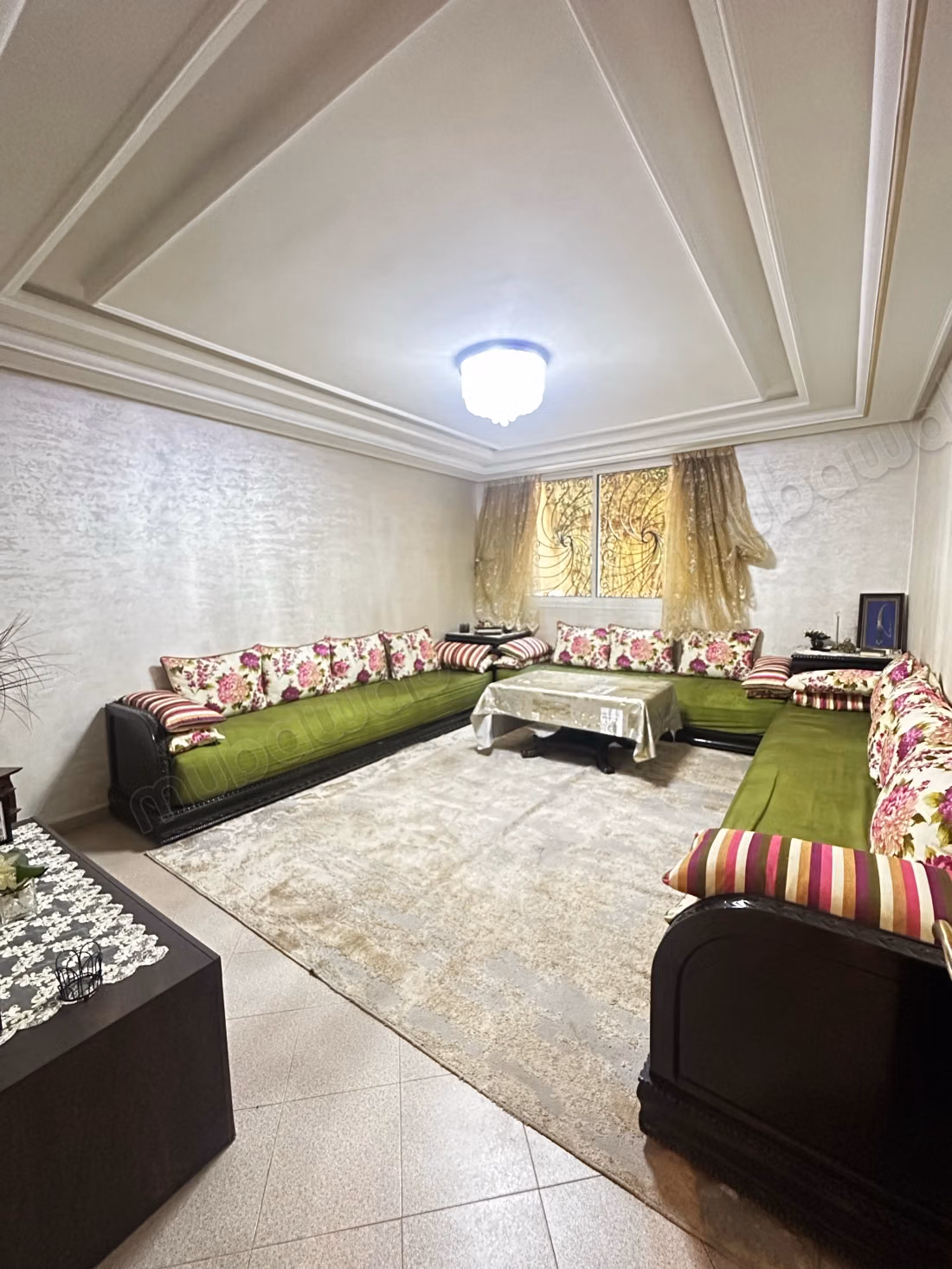 Villa en bande à vendre – 378 m² construits – Jardin sans vis à vis – Usage commercial possible