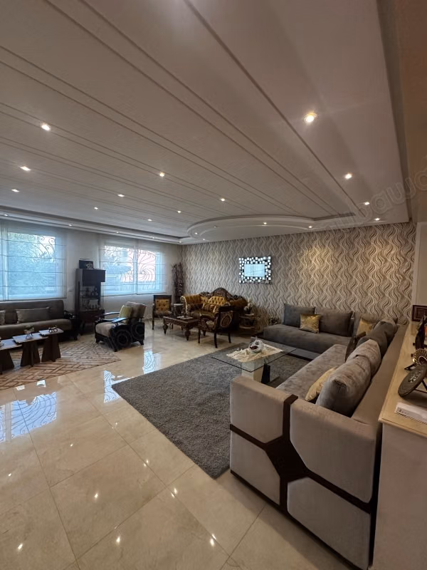 Villa en bande à vendre – 378 m² construits – Jardin sans vis à vis – Usage commercial possible