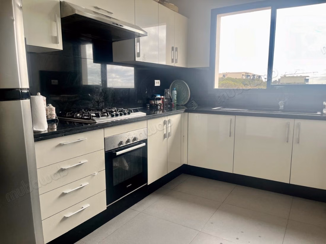 Louez cet appartement à Errahma. 
Surface totale 170 m². 
Meublé