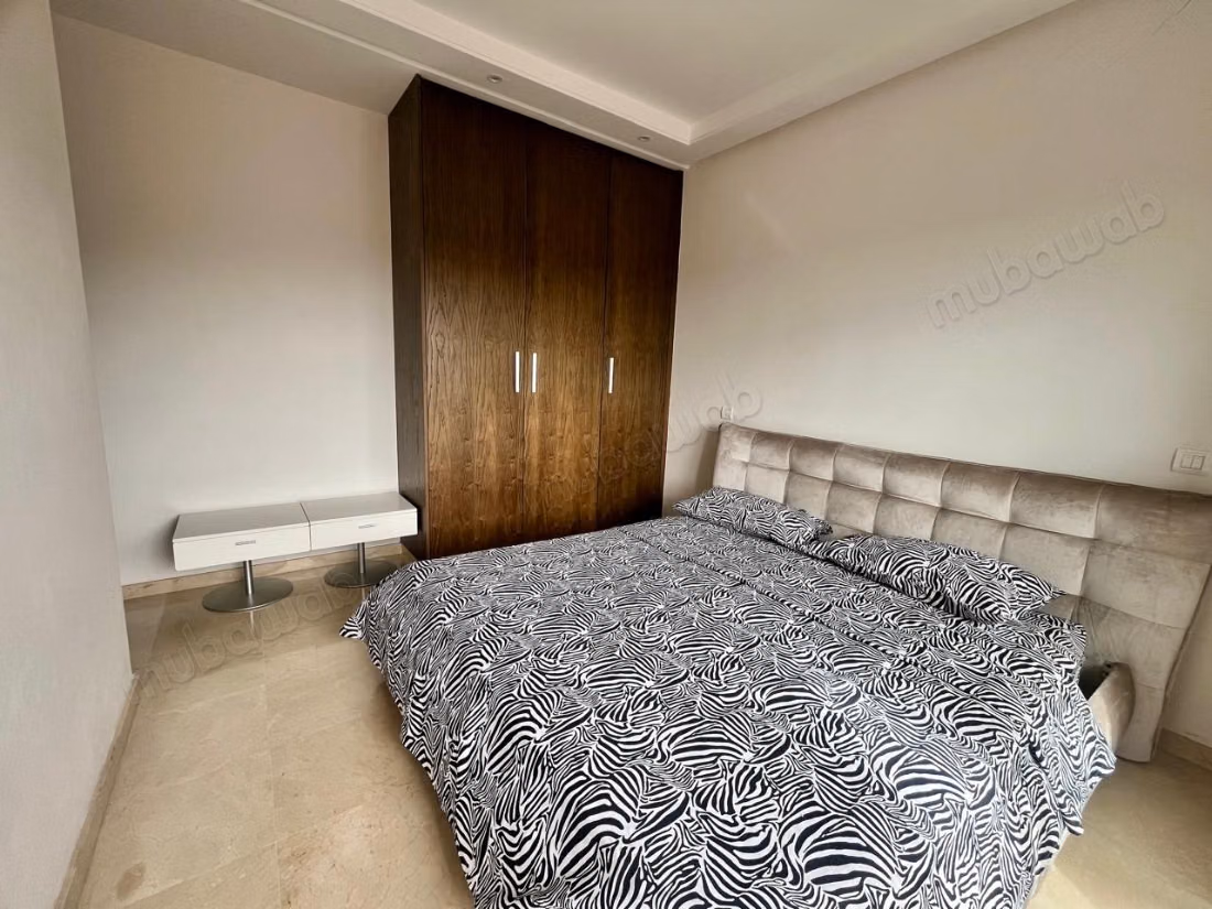 Louez cet appartement à Errahma. 
Surface totale 170 m². 
Meublé