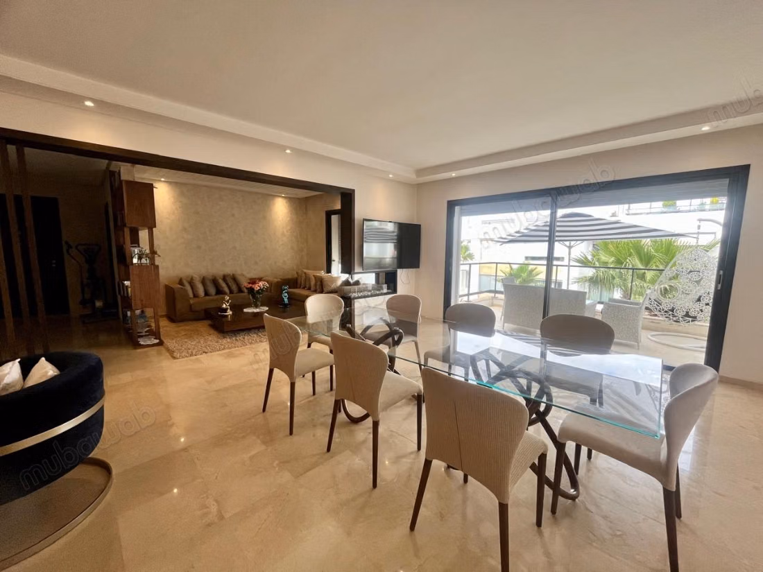 Louez cet appartement à Errahma. 
Surface totale 170 m². 
Meublé