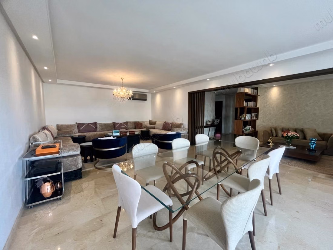 Louez cet appartement à Errahma. 
Surface totale 170 m². 
Meublé