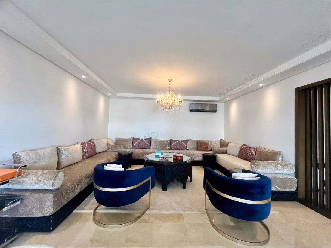 Louez cet appartement à Errahma. 
Surface totale 170 m². 
Meublé