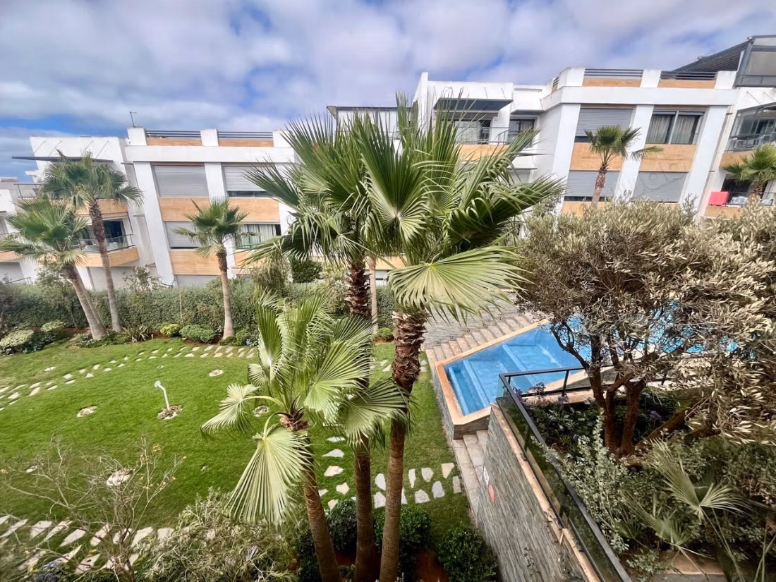 Louez cet appartement à Errahma. 
Surface totale 170 m². 
Meublé