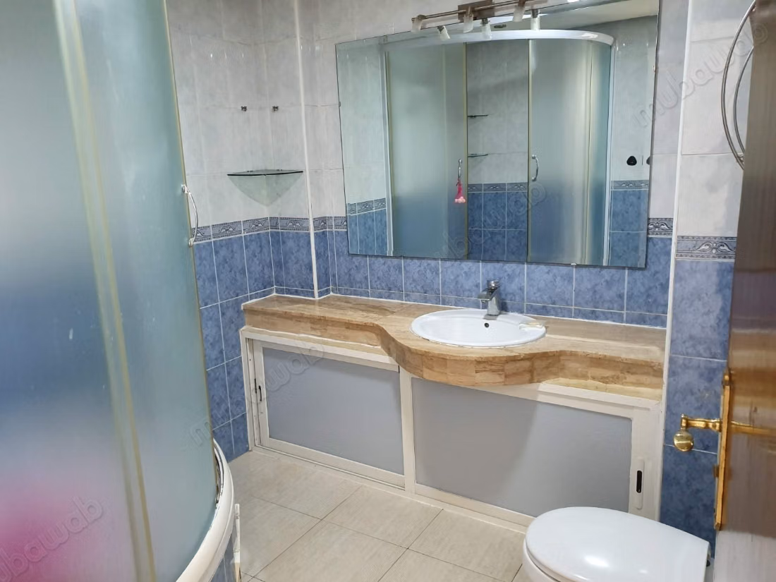 Appartement à louer à Franceville. 
Surface de 105 m². 
Résidence avec concierge