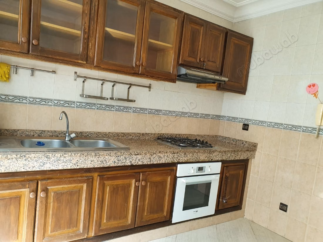 Appartement à louer à Franceville. 
Surface de 105 m². 
Résidence avec concierge