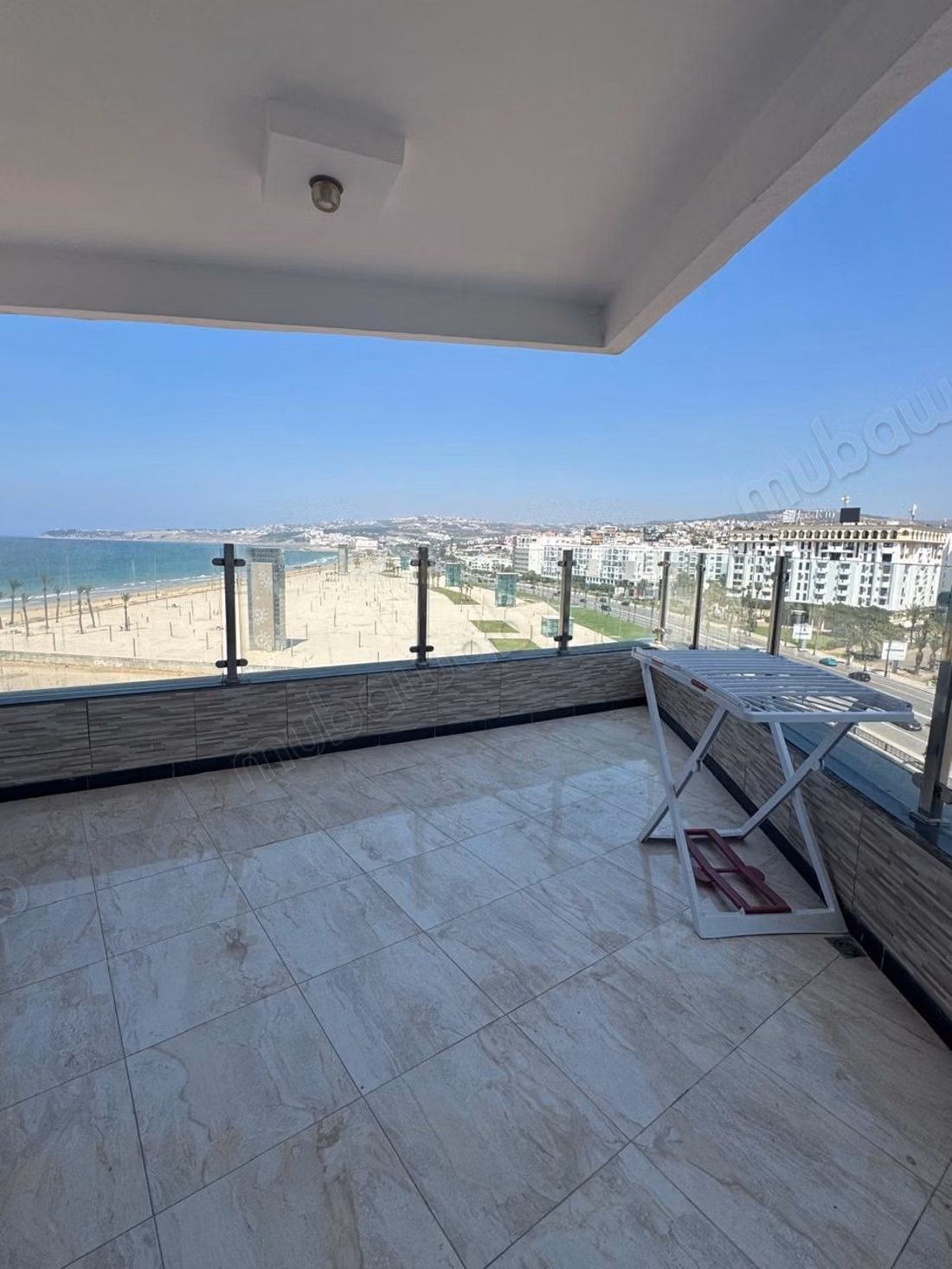 Appartamenti in affitto nel centro di Tangeri. Superficie 80 m². Residenza sicura dotata di sistema di ricezione di canali satellitari.