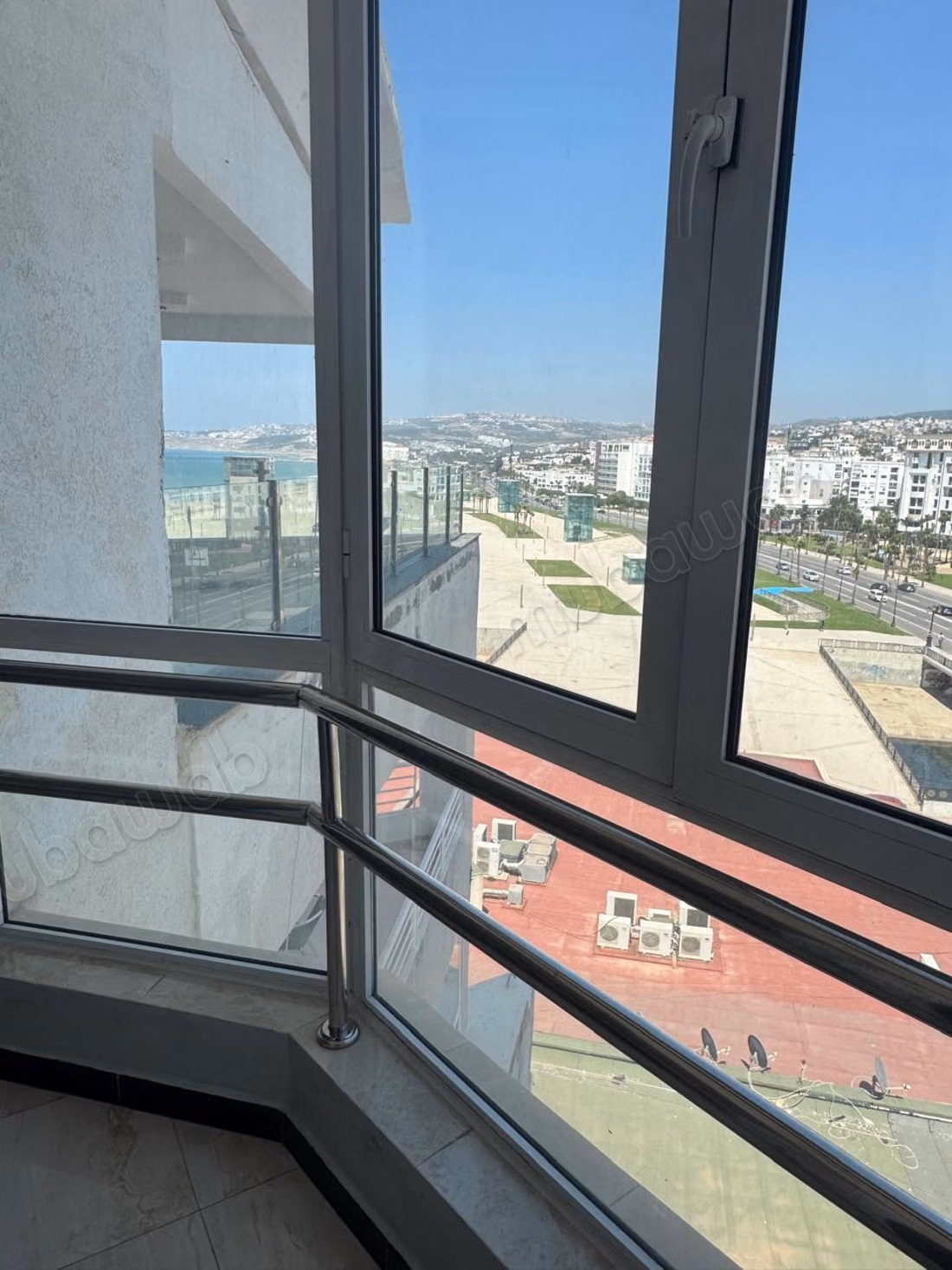Appartamenti in affitto nel centro di Tangeri. Superficie 80 m². Residenza sicura dotata di sistema di ricezione di canali satellitari.