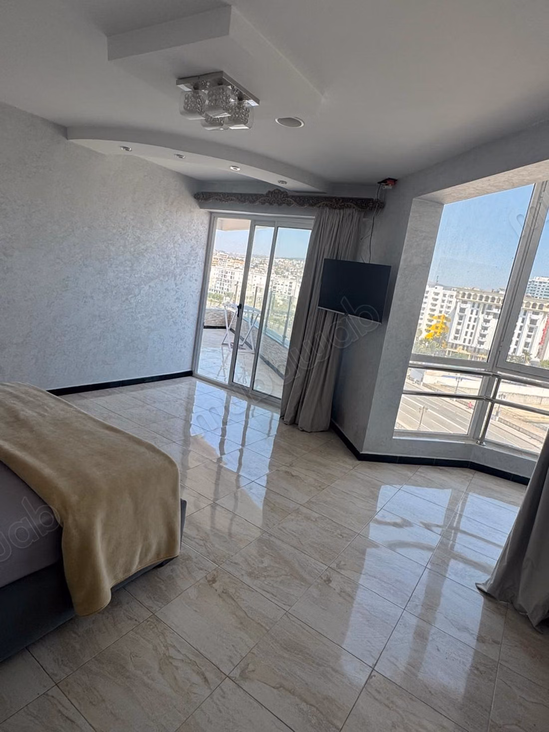 Appartamenti in affitto nel centro di Tangeri. Superficie 80 m². Residenza sicura dotata di sistema di ricezione di canali satellitari.