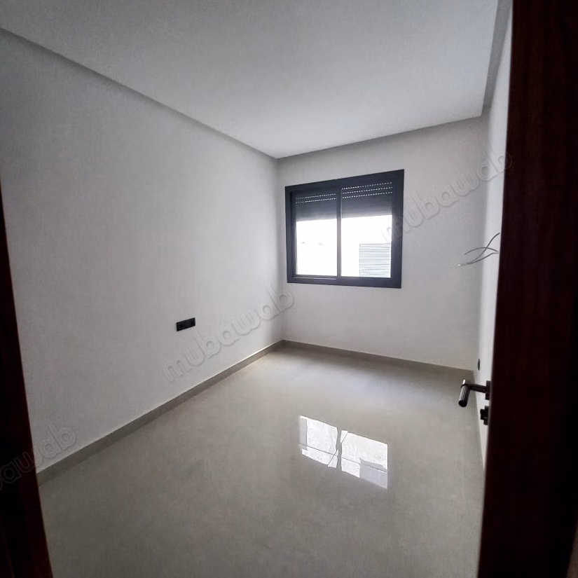 Appartement à vendre à Tanja Balia. 
3 chambres petit bâtiment. 
5 minutes Tgv